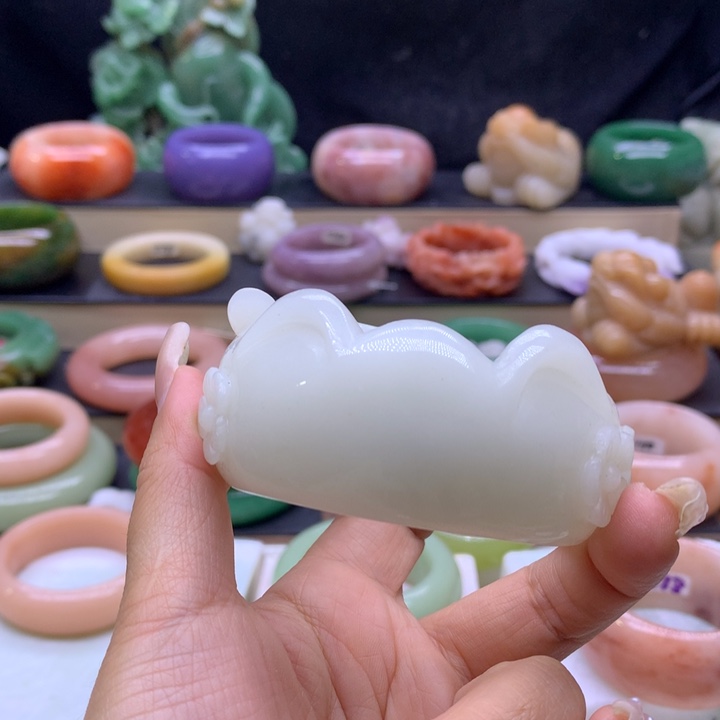 米***宝石英岩玉未镶嵌13468975444