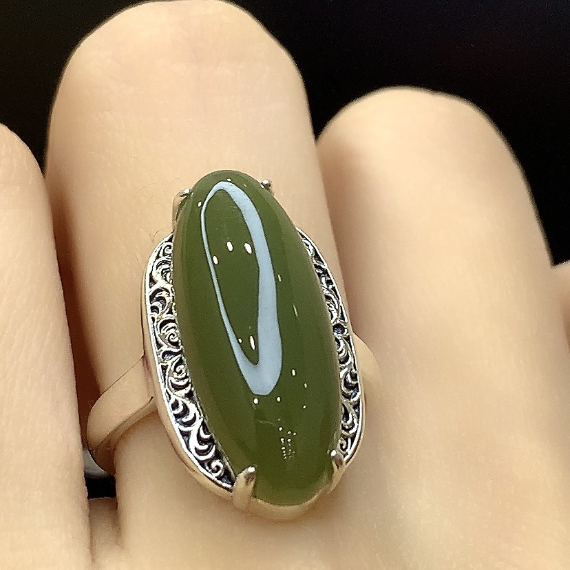 卷草爪镶大马眼青玉戒指