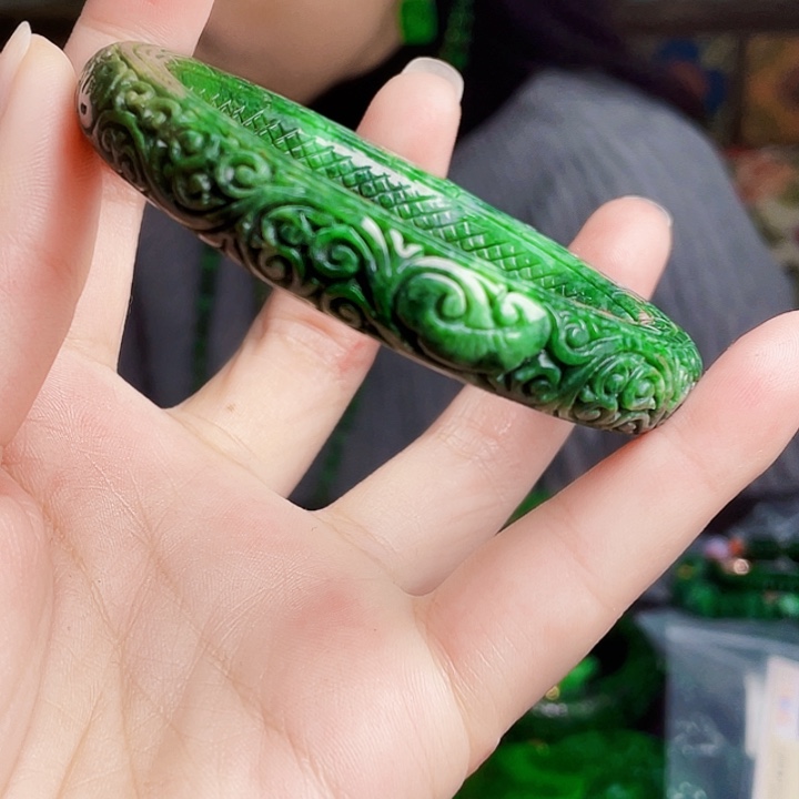 翡翠未镶嵌颈饰多样性