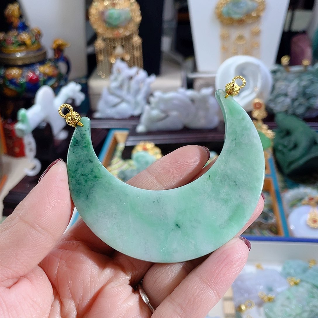 翡翠颈饰未镶嵌翡翠绿大月牙弯弯