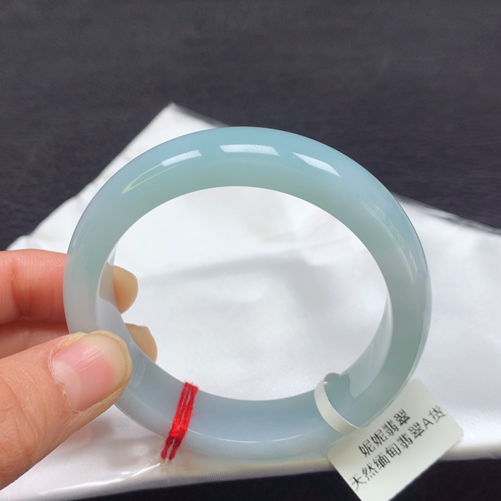 翡翠手镯未镶嵌55圈