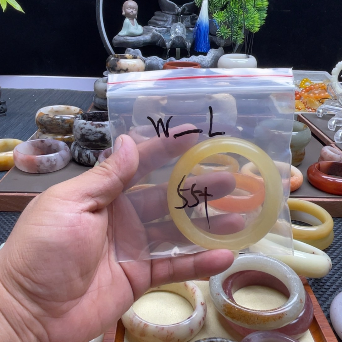 W***L未镶嵌手镯石英质玉（佘太翠）