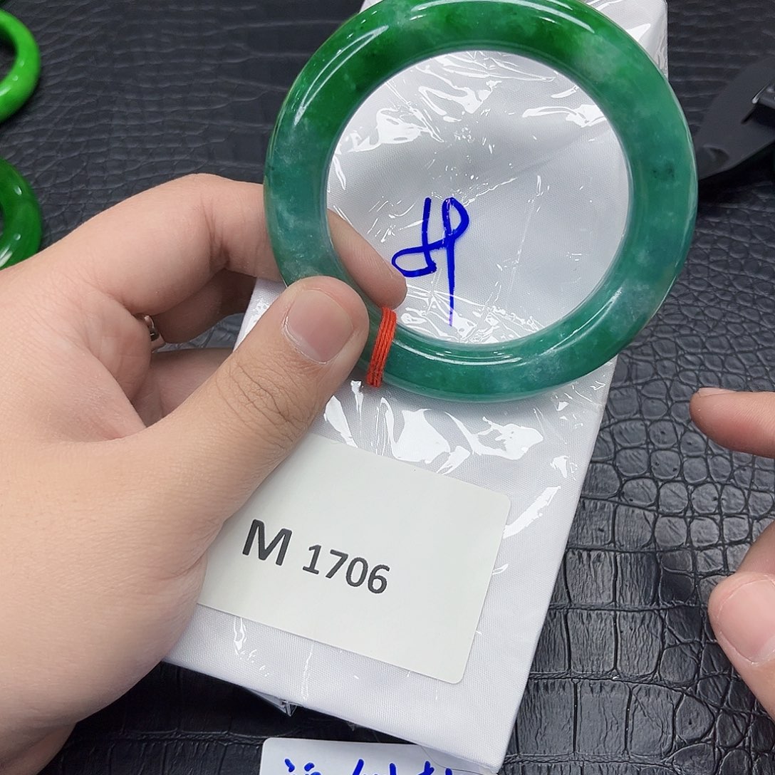 翡翠手镯未镶嵌哈*多样性