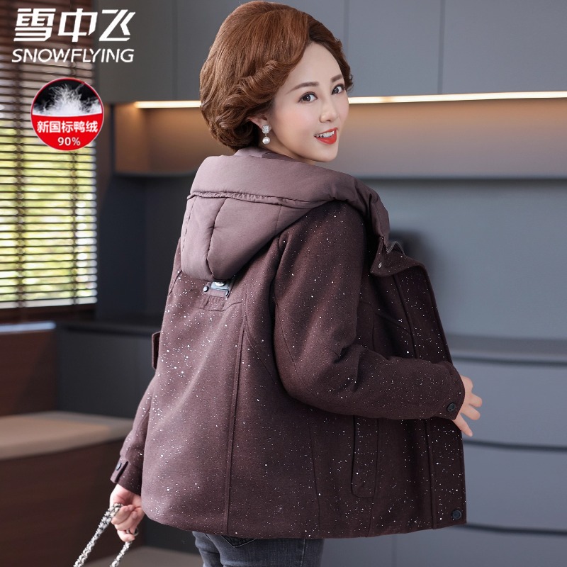 雪中飞品牌妈妈冬季羽绒服女士短款冬装新款中老年洋气防寒服外套