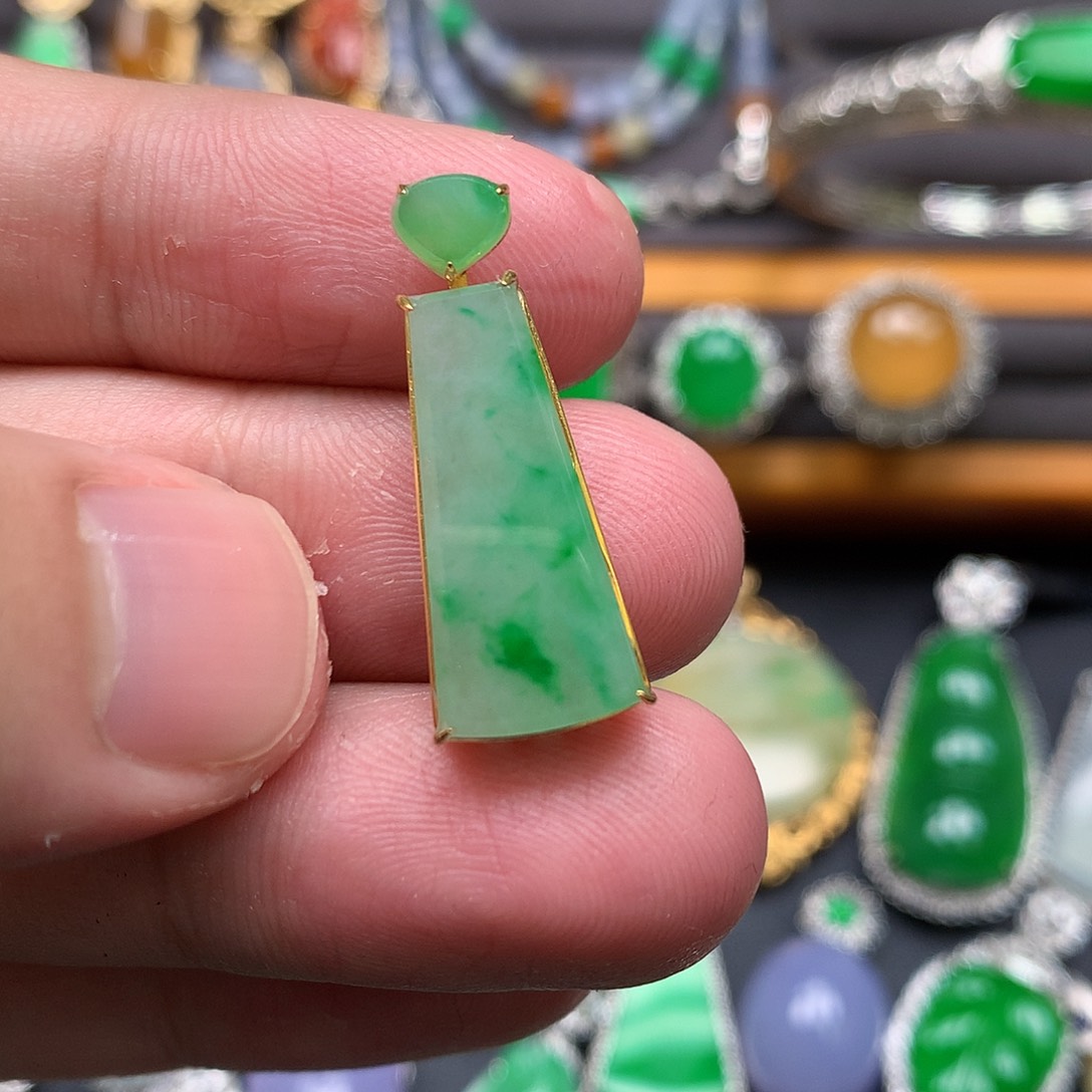 翡翠18K金镶嵌颈饰