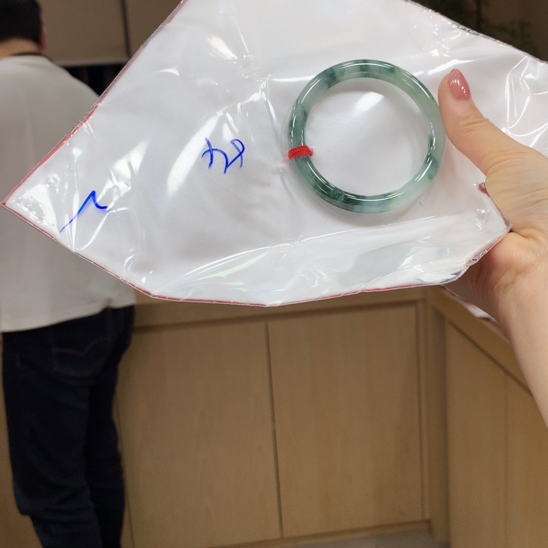 翡翠手镯未镶嵌不退不换