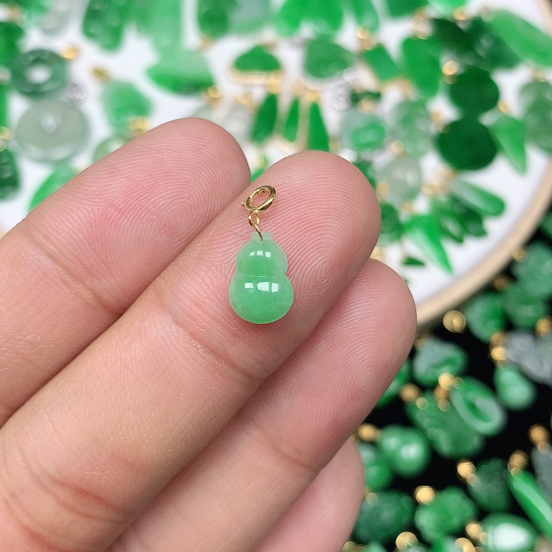 翡翠配石18K金扣 小巧精美飘阳绿小葫芦