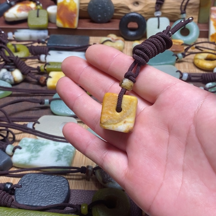 蛇纹石玉挂件未镶嵌