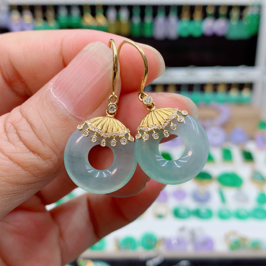 翡翠18K金镶嵌耳饰的