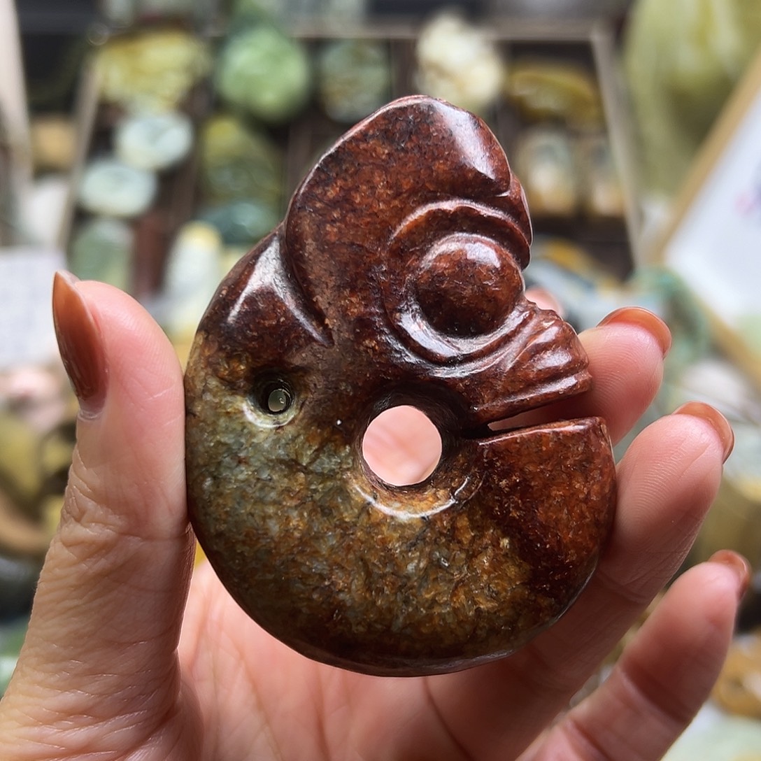 岫岩河磨玉（透闪石质玉）未镶嵌颈饰河磨玉猪龙手玩