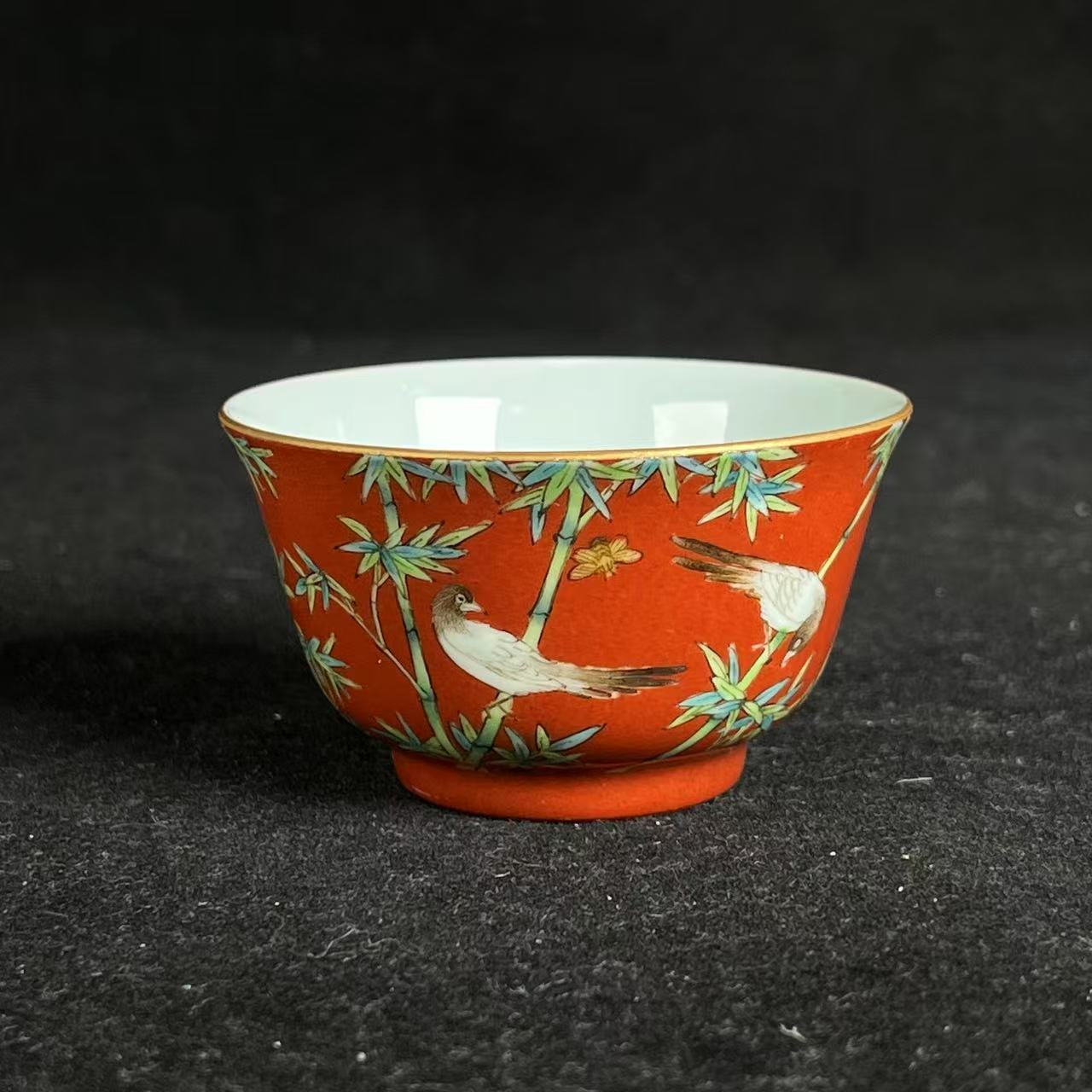 F珊瑚红地粉彩花鸟纹杯  