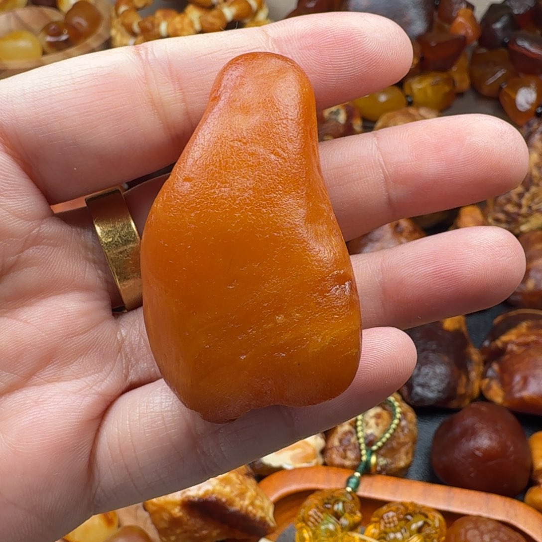 未镶嵌颈饰琥珀原石