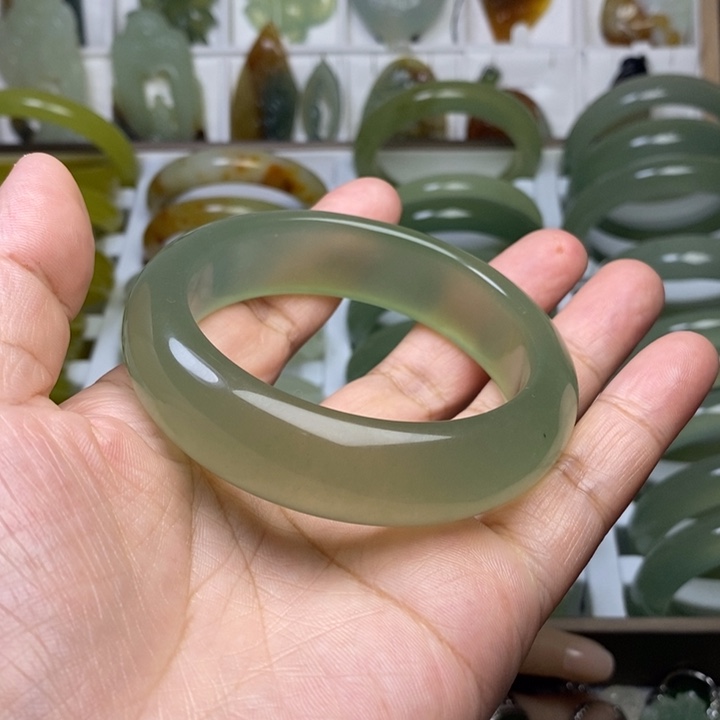 蛇纹石玉手镯未镶嵌