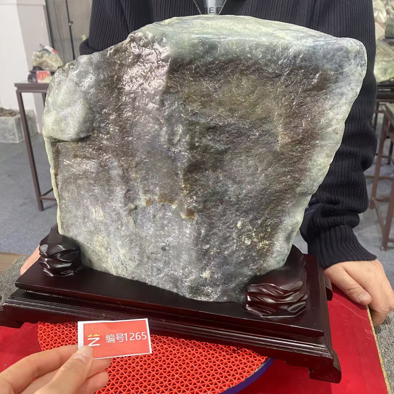 新疆玉料原石发一件带底座编号1265