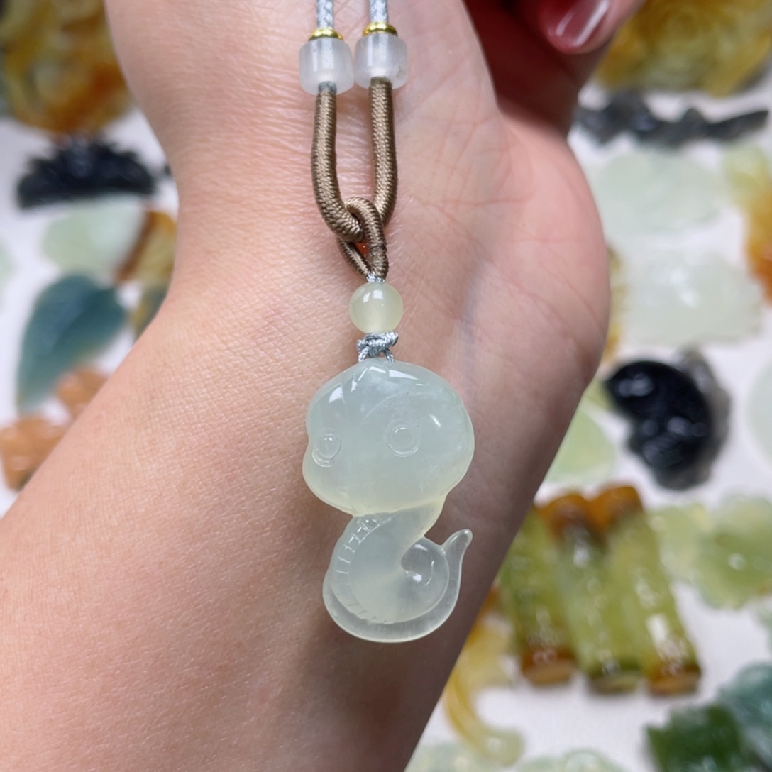 蛇纹石玉颈饰未镶嵌