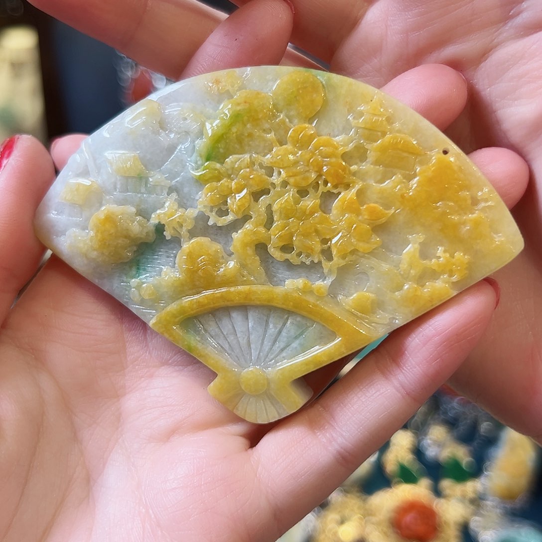 翡翠未镶嵌颈饰瑞*，