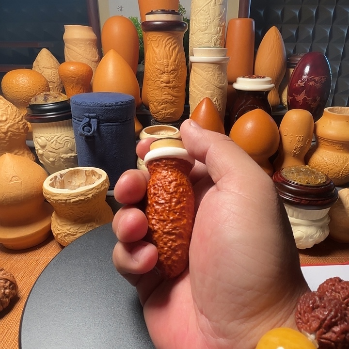 隐隐约约地看到一只大白狗和两