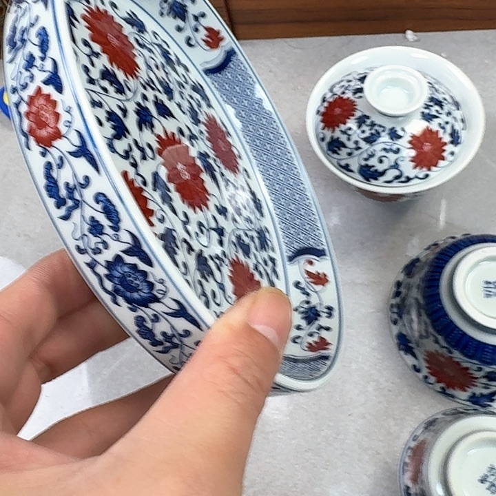 瓷片釉里红缠枝莲大壶乘景德镇