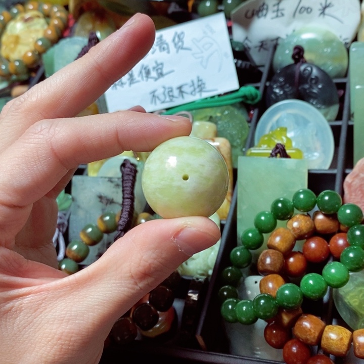 蛇纹石玉颈饰未镶嵌