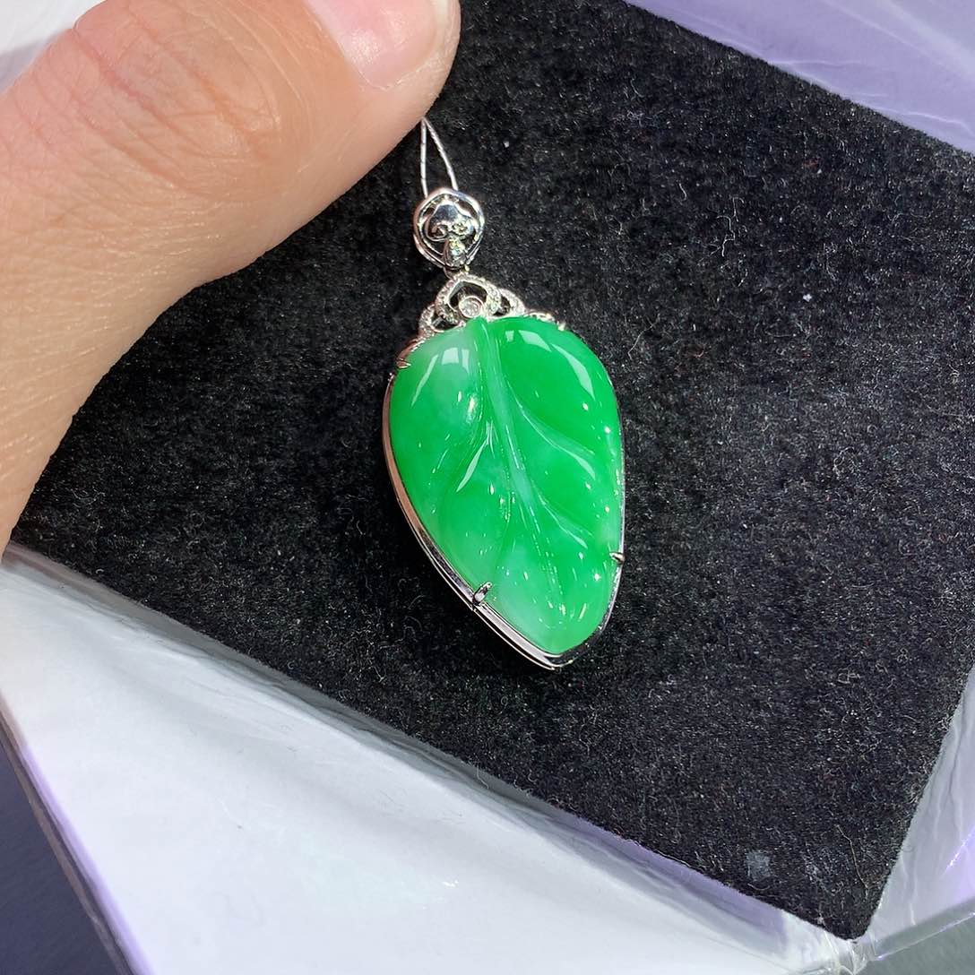 翡翠吊坠(赠链)18K金镶嵌