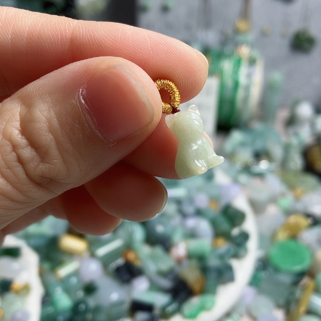 翡翠颈饰未镶嵌小狗