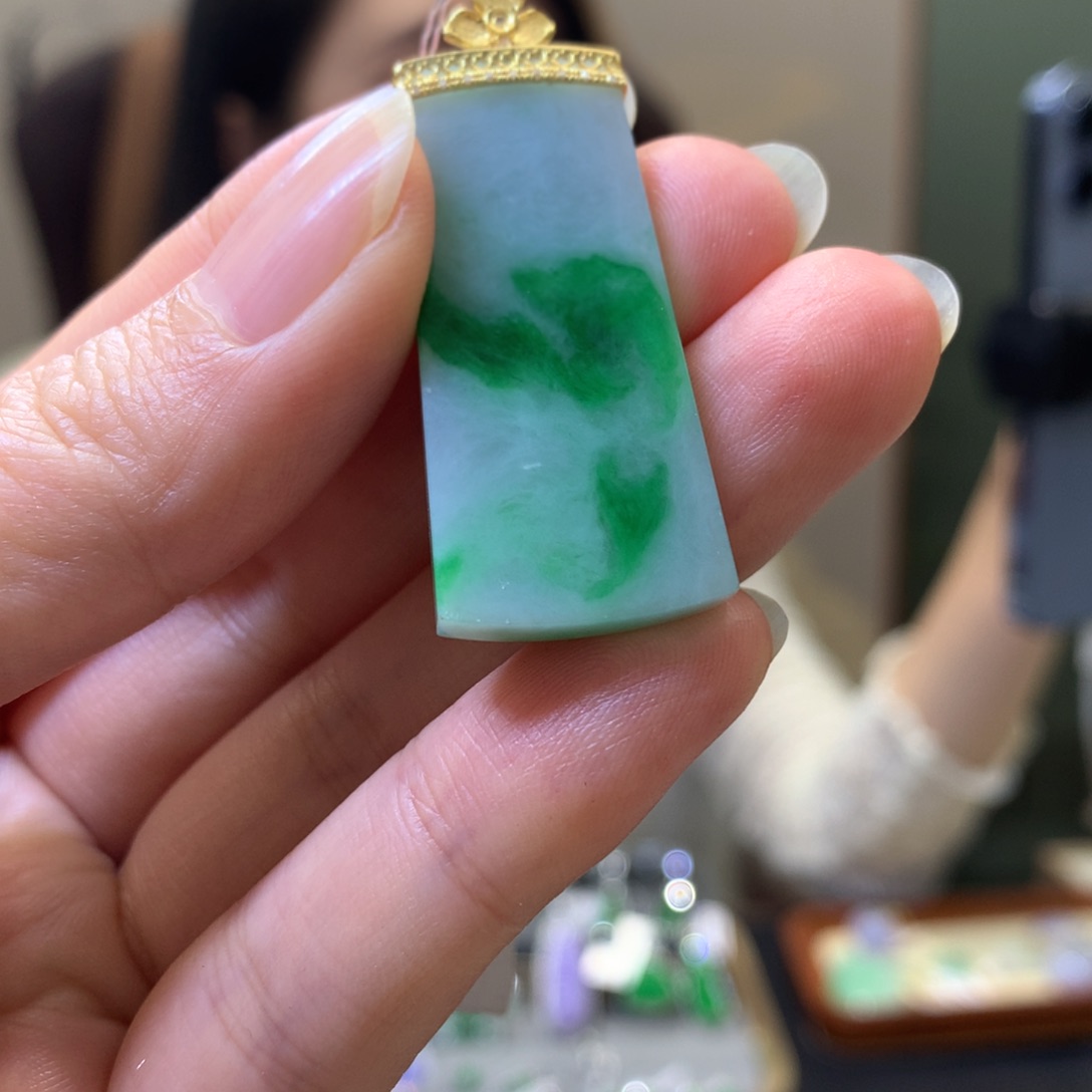 颈饰18K金镶嵌翡翠