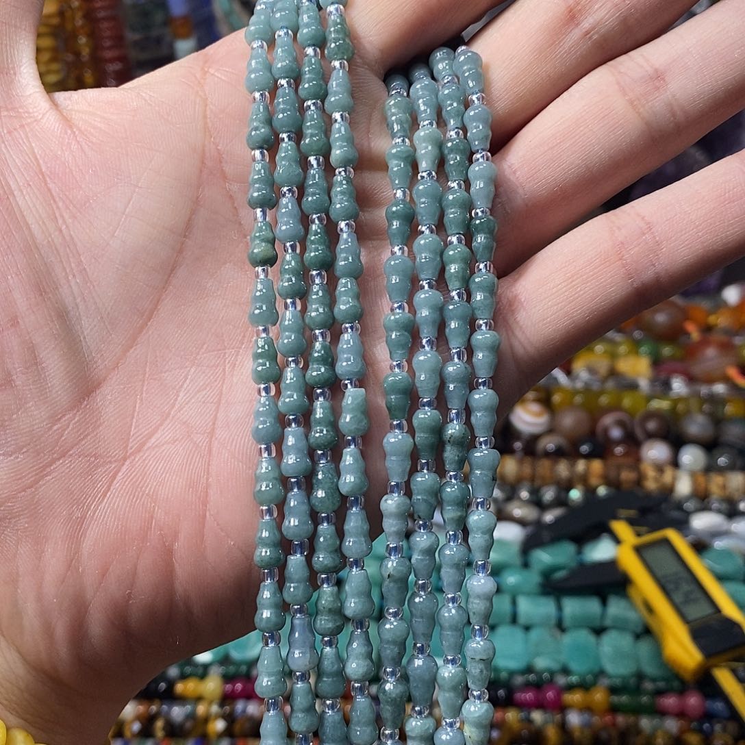 石英质玉未镶嵌，蓝水翡，翠葫芦5×7.5mm一条，