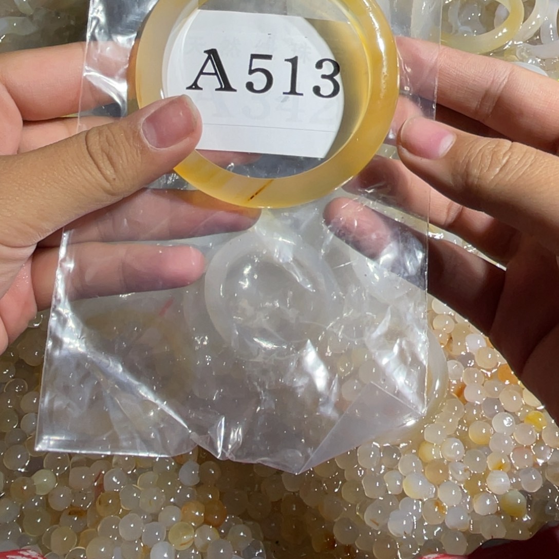 在***猪玛瑙/玉髓未镶嵌手镯