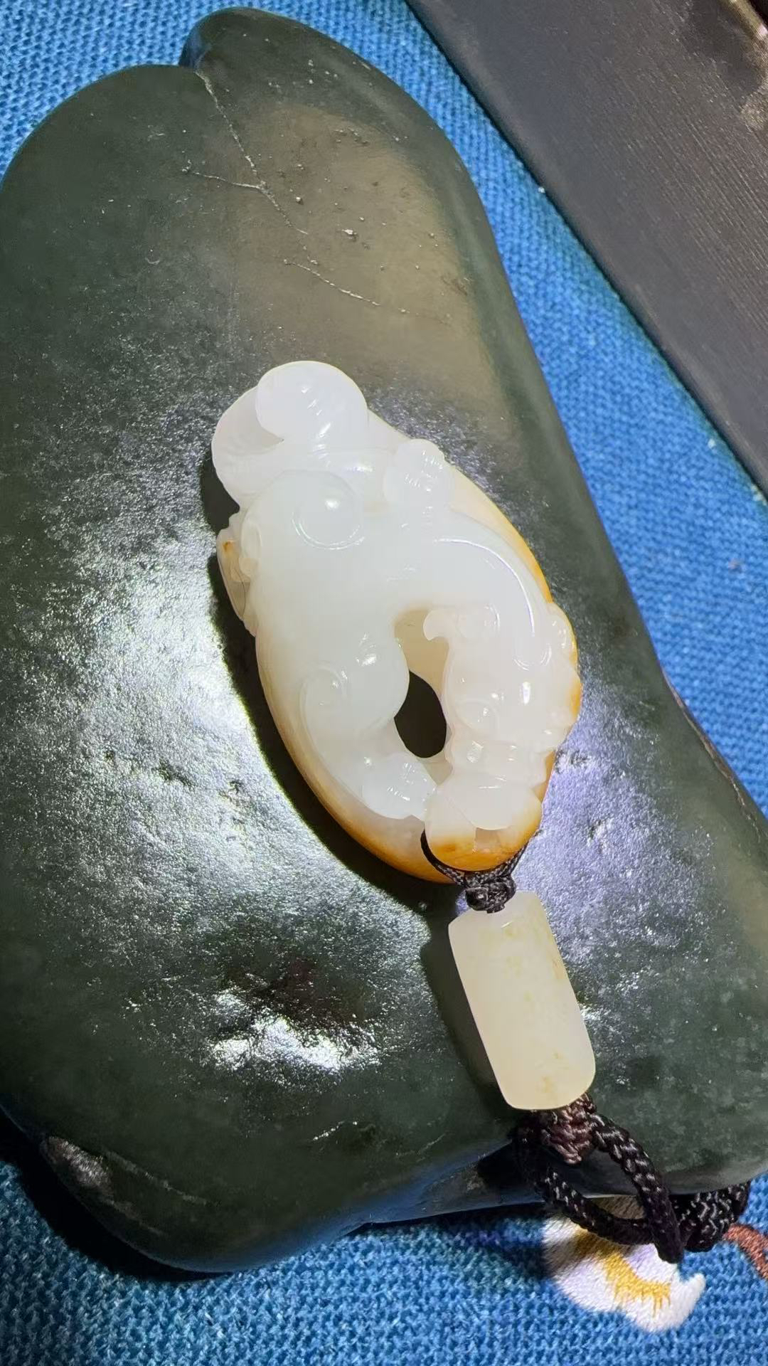 新疆和田玉必定成龙黄皮白肉