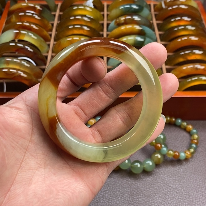 蛇纹石玉手镯未镶嵌稍**静