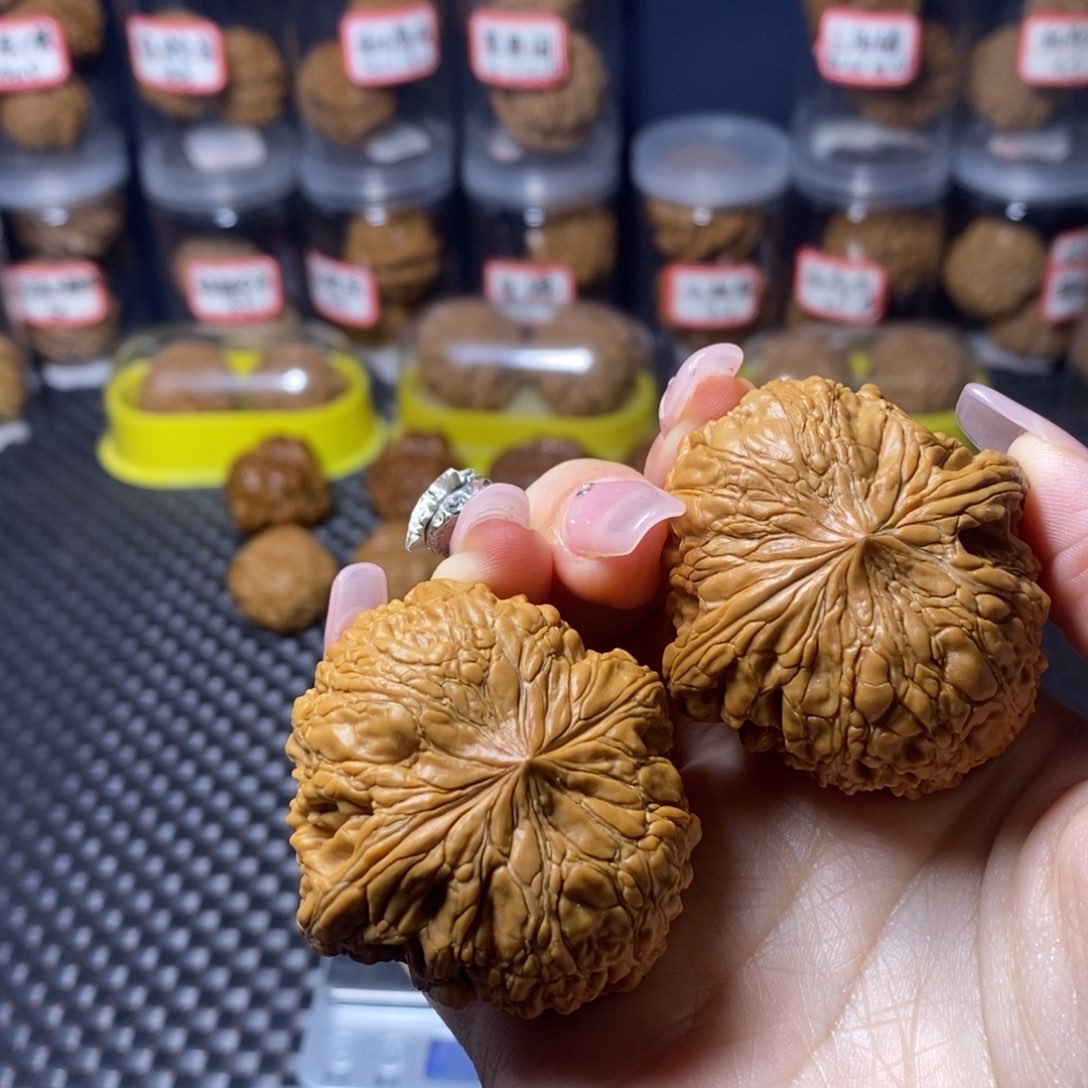 文玩核桃吊坠和尚头