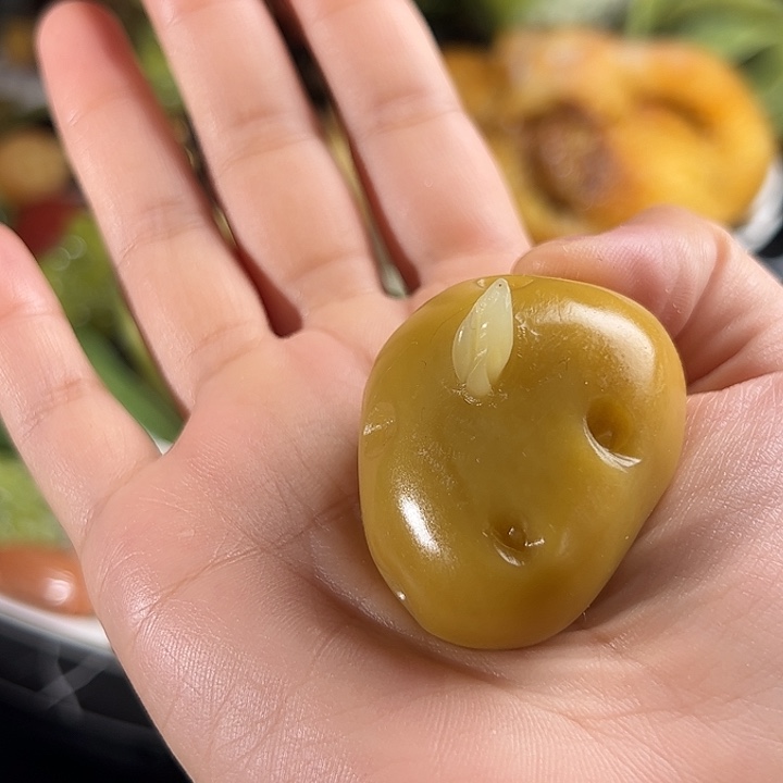 琬***儿未镶嵌蛇纹石玉珠宝奇石