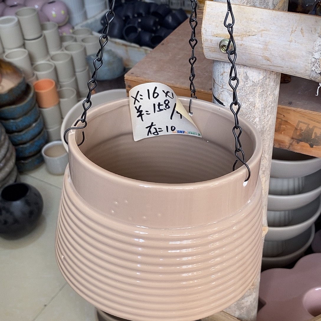 摆件陶盆有孔 瑕疵介意勿拍陶盆有孔 瑕疵介意勿拍