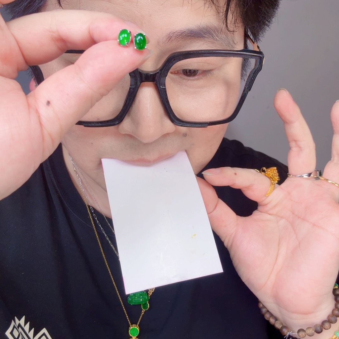 翡翠未镶嵌颈饰一对