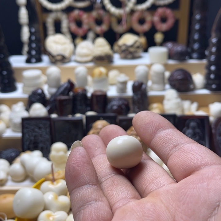 2**.象牙果雕刻面包圈