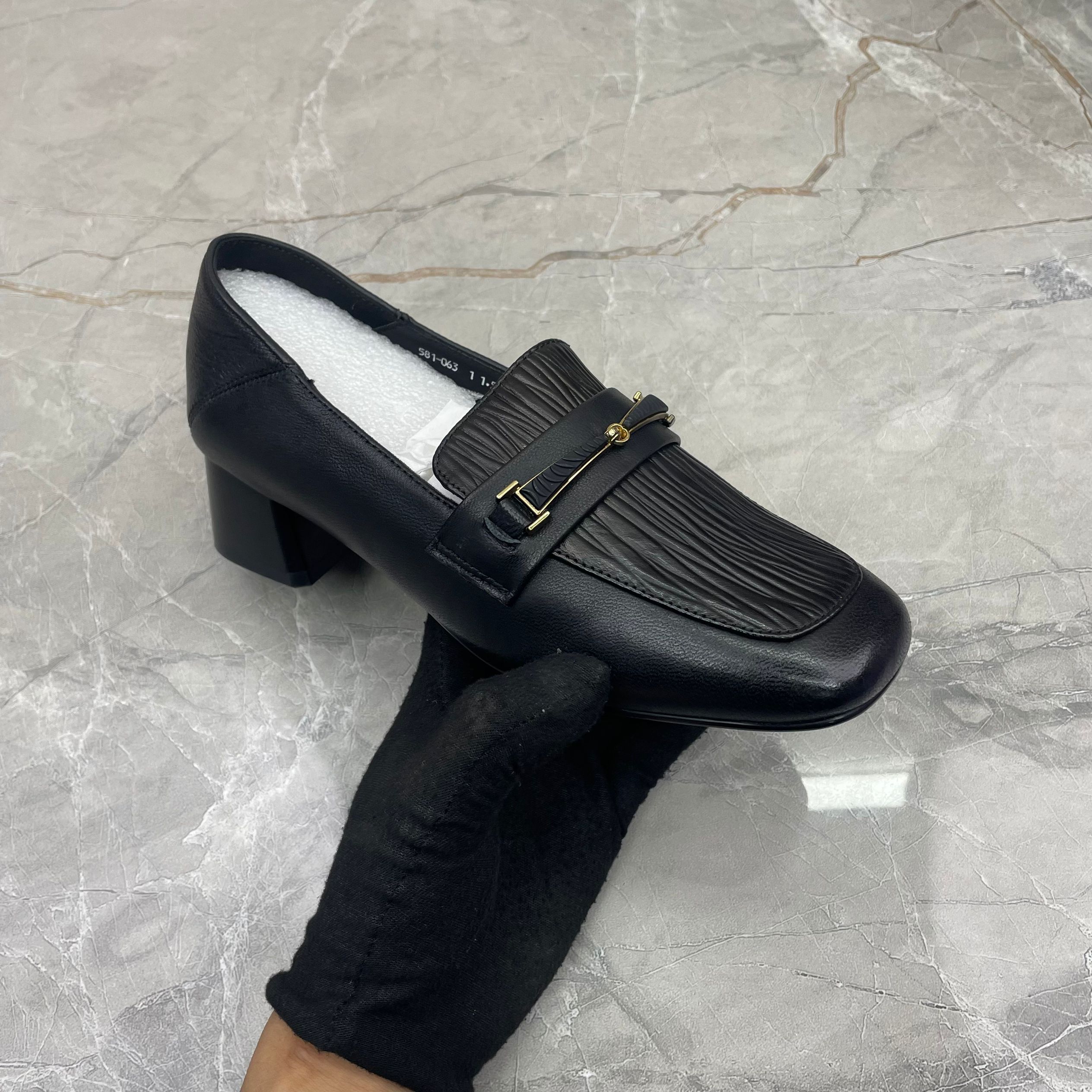 单鞋女 (羊皮)581-063 （孤品）c区36码