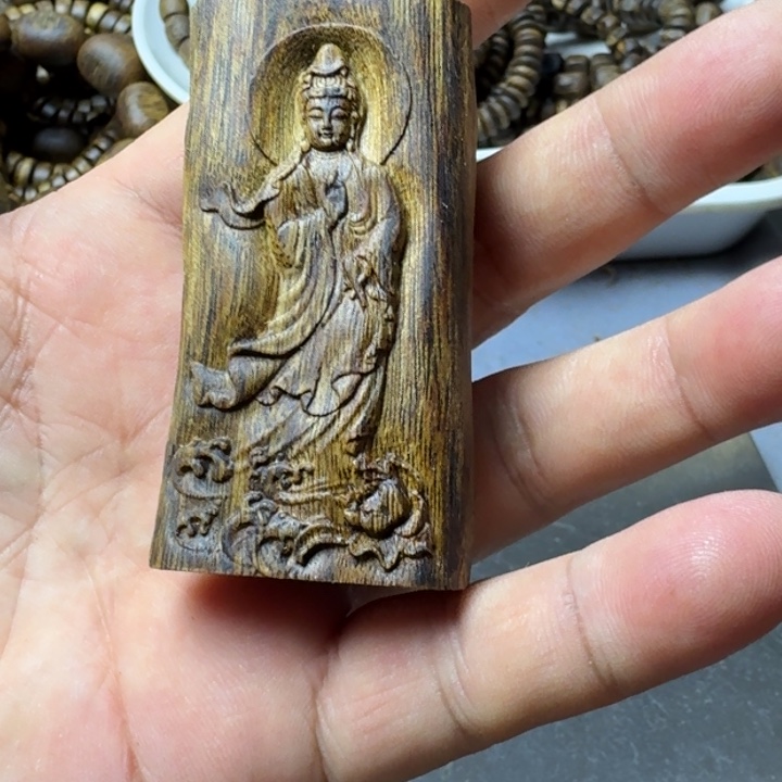 沉香木吊坠V****a乌身雕刻牌子吊坠15克