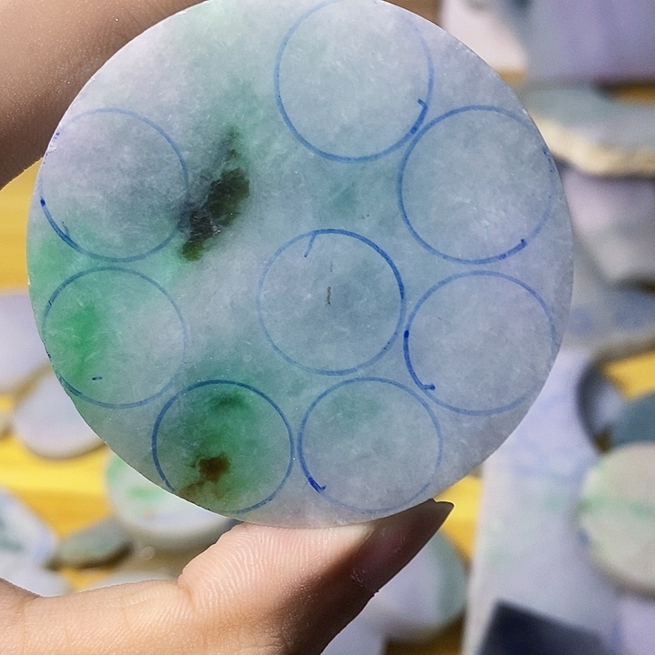 此****翡翠未镶嵌颈饰翡翠