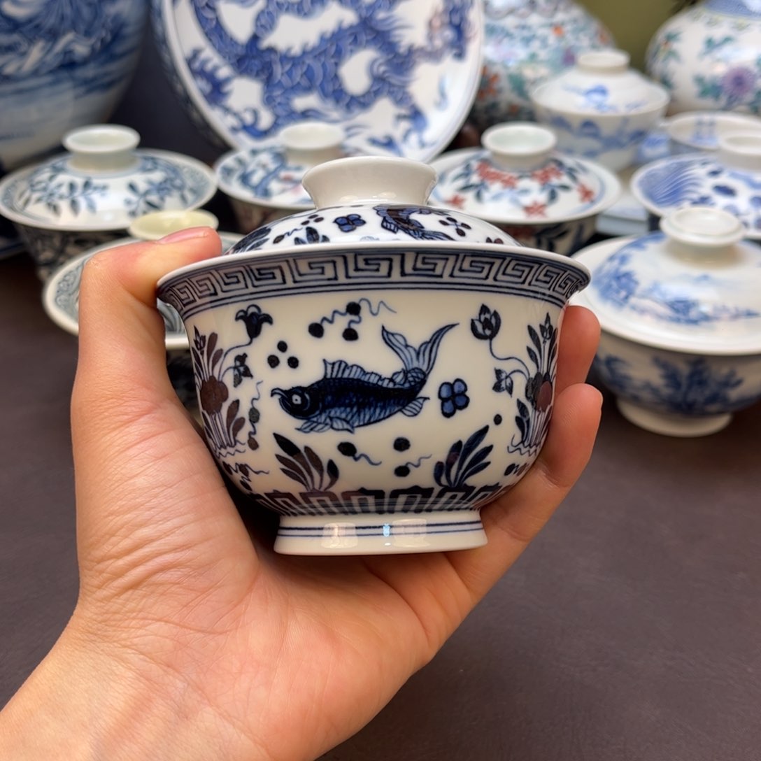 景德镇鱼藻青花盖碗。 