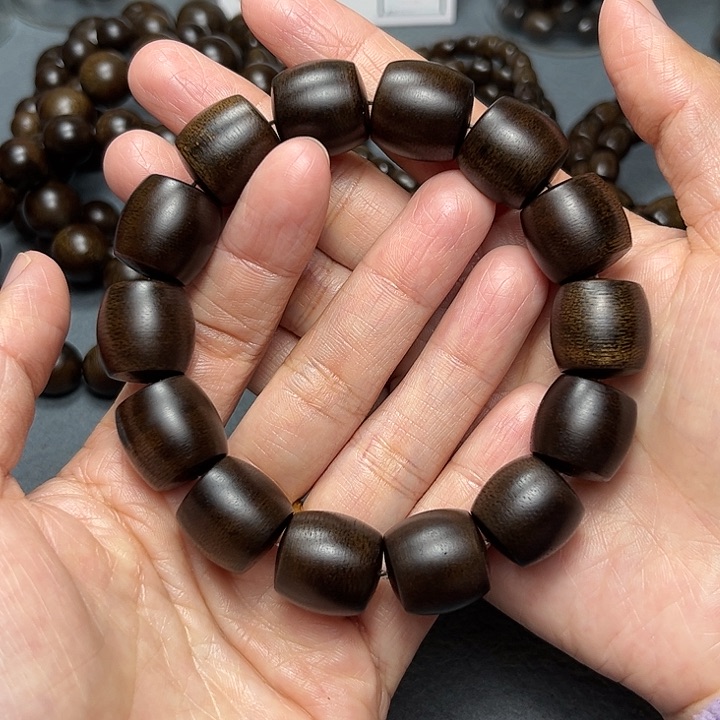 沉香手串白棋玉化