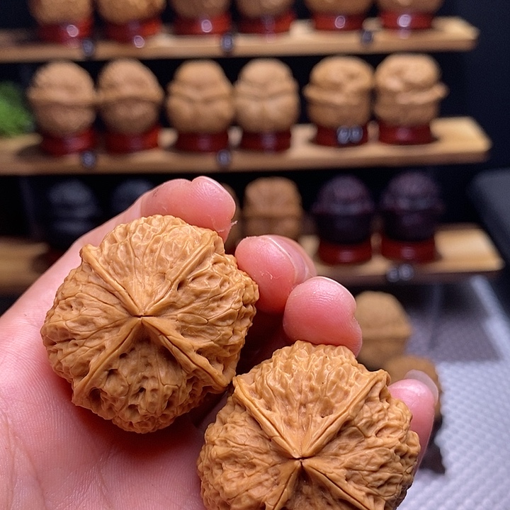 文玩核桃把件珊瑚纹四棱10