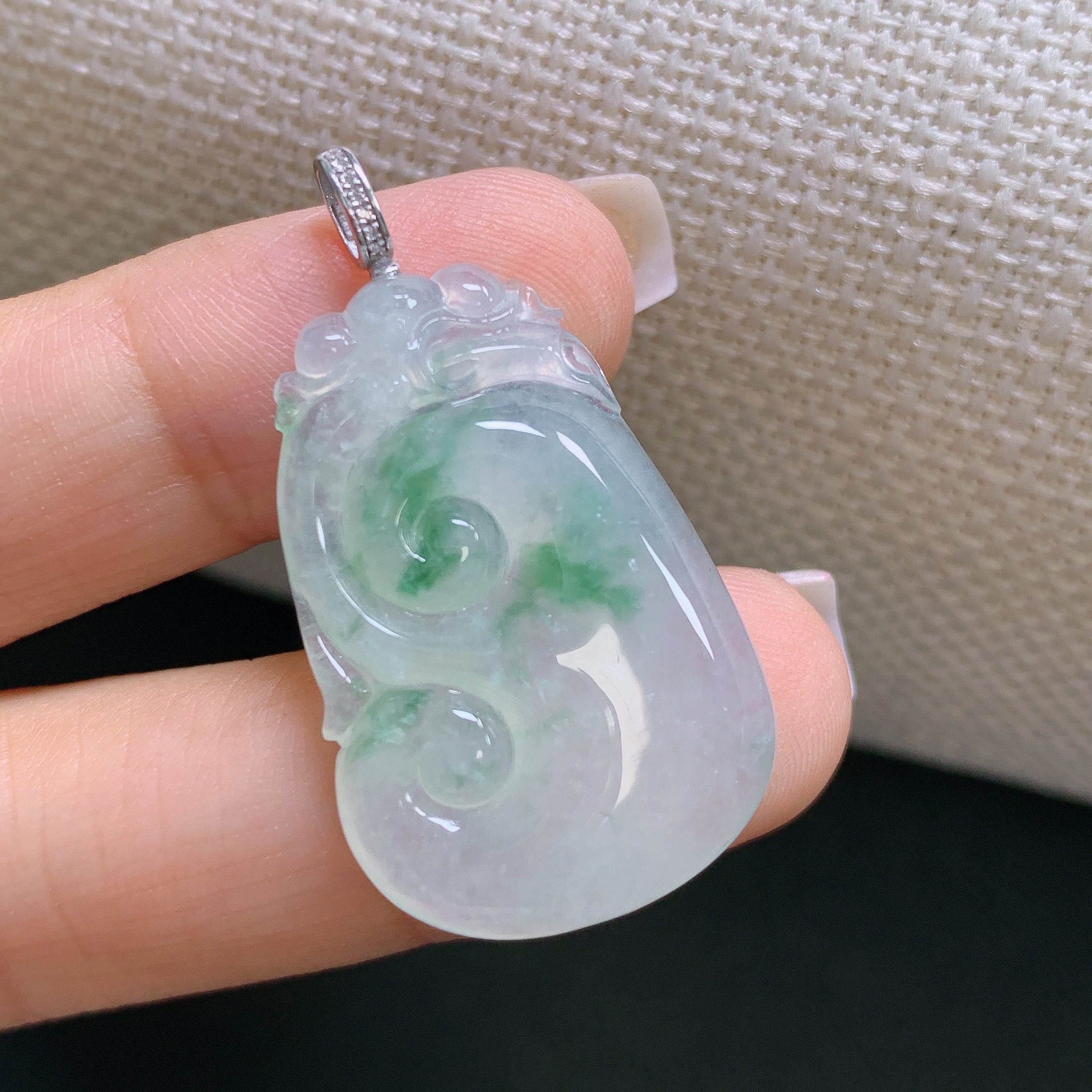 缅甸天然A货翡翠镶嵌18k金冰种飘绿花如意吊坠俏色精美