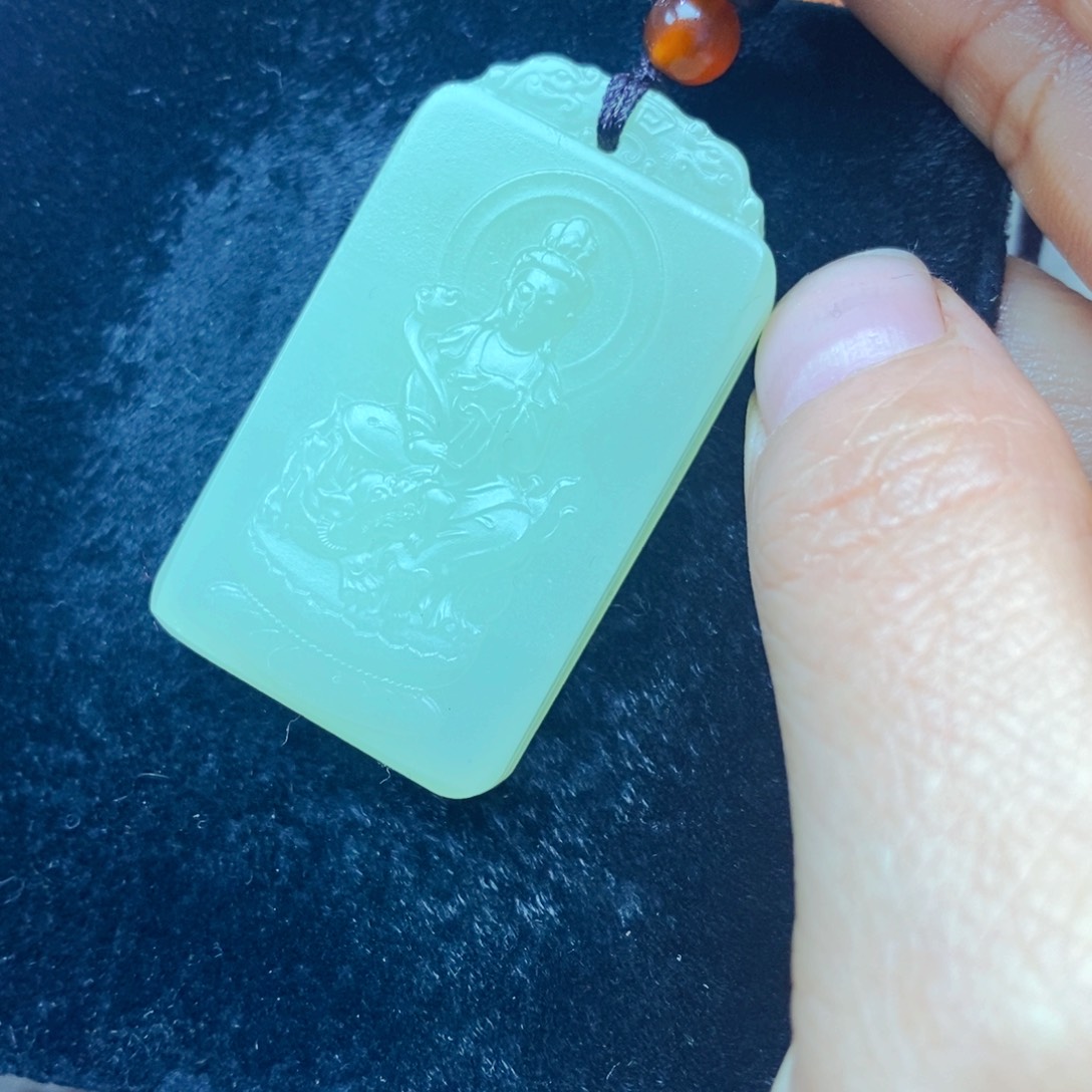 未镶嵌石英质玉（黄龙玉）颈饰