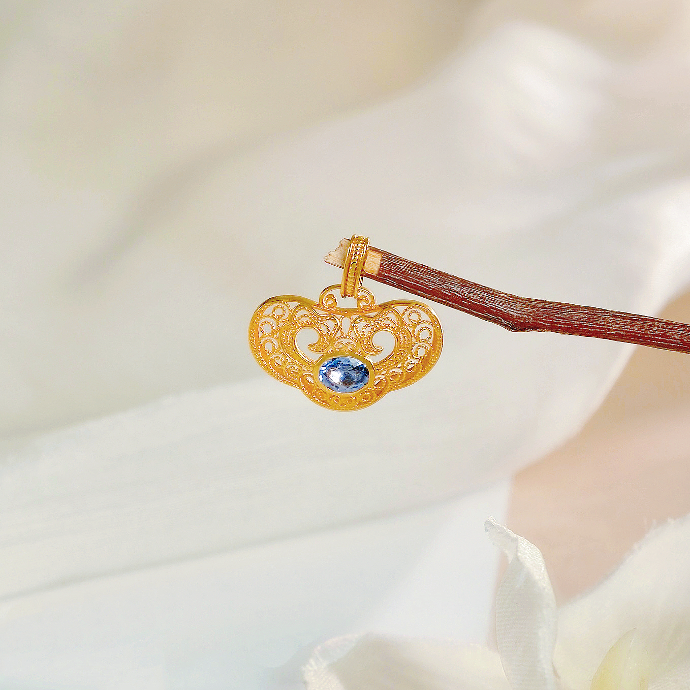 18K金蓝宝石如意锁吊坠（多样性发）G81045