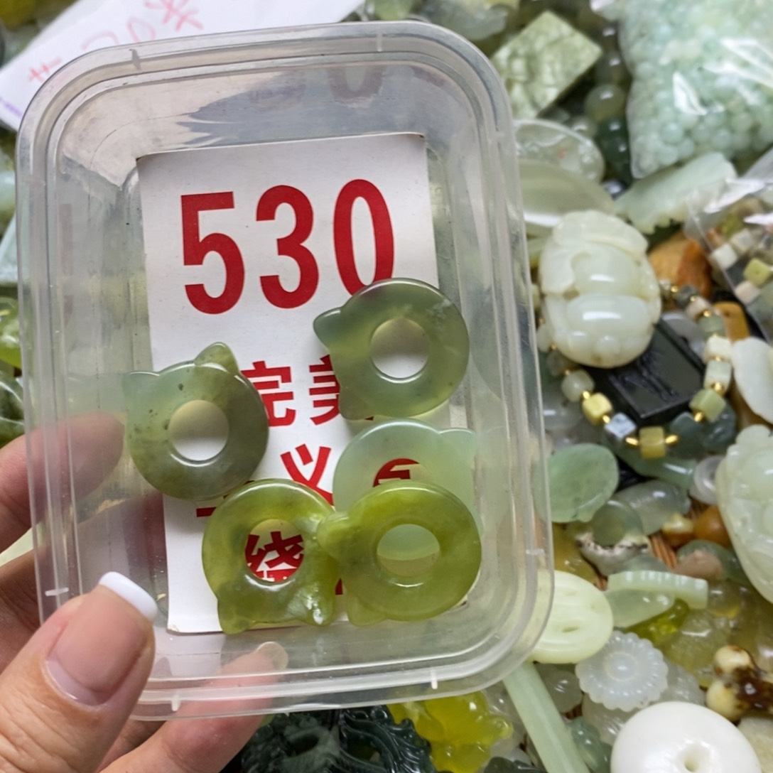 蛇纹石玉挂坠未镶嵌