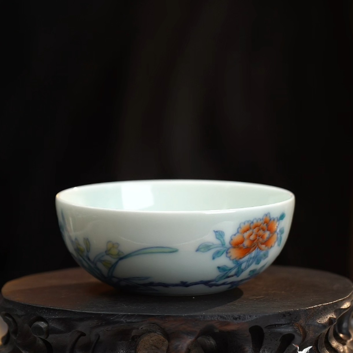 斗彩折枝花卉纹卧足杯