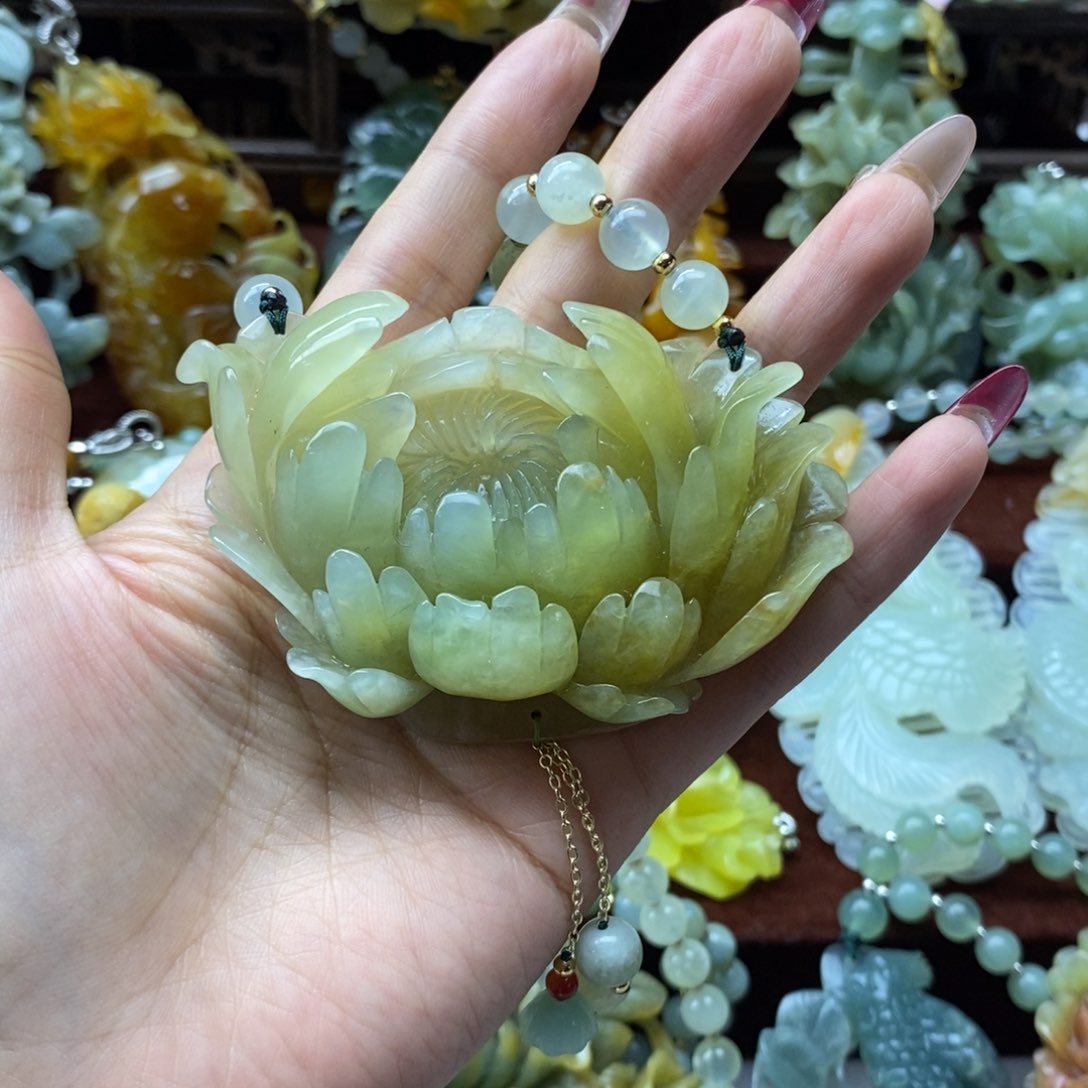 蛇纹石玉颈饰未镶嵌