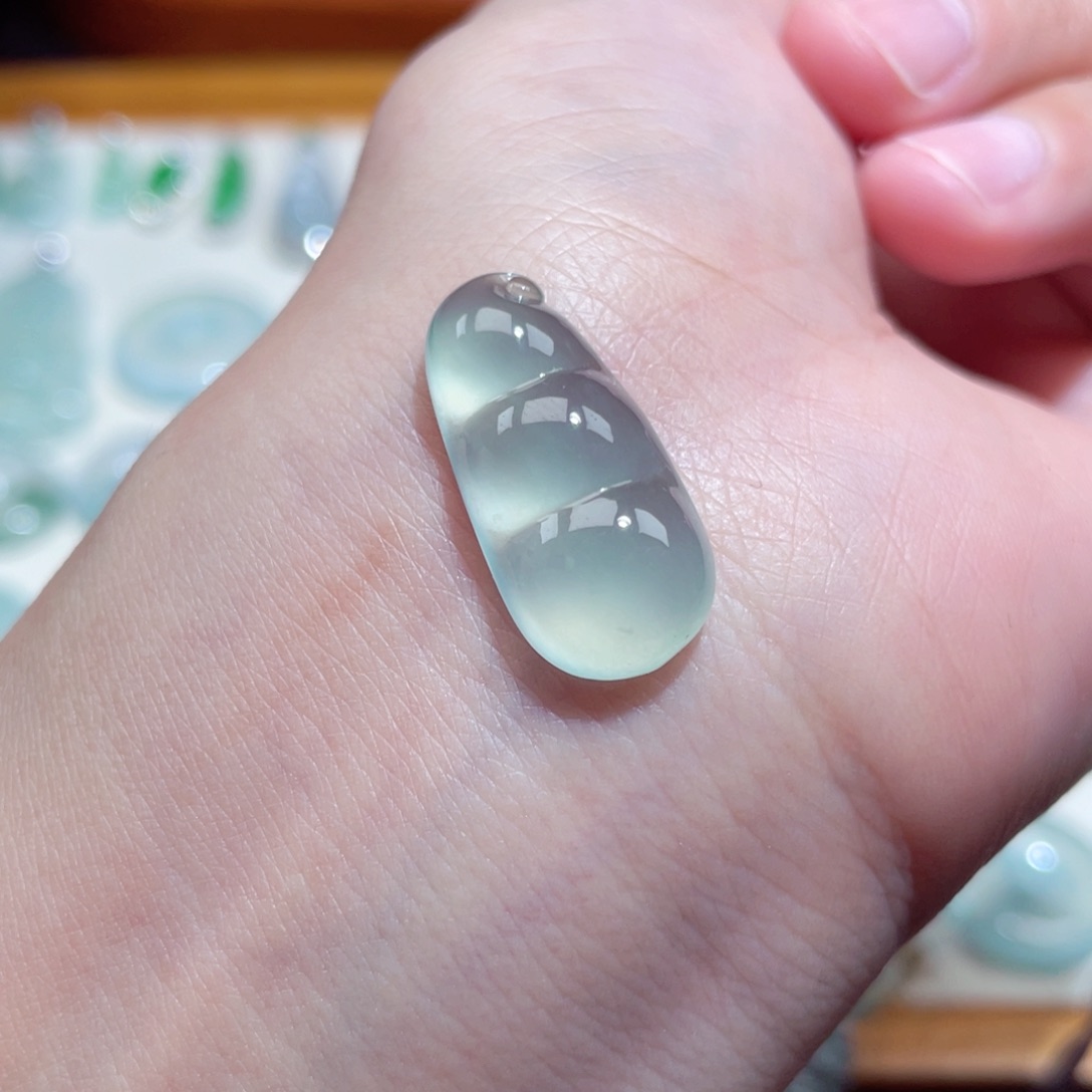 翡翠未镶嵌颈饰豆子