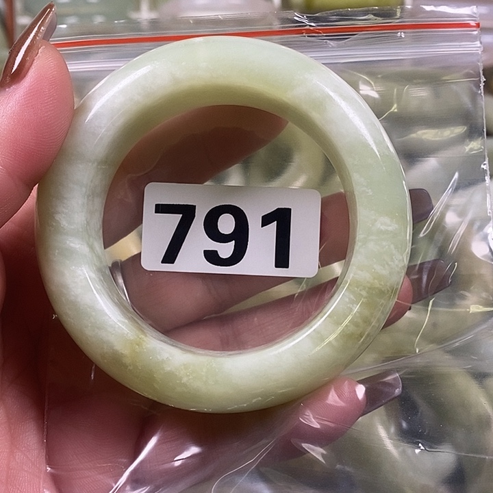 多***菜蛇纹石玉未镶嵌手镯