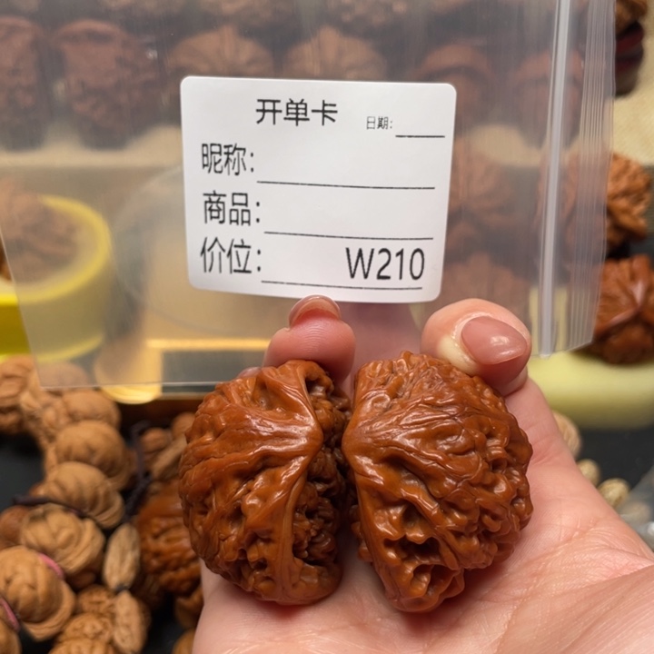 眰***恦文玩核桃吊坠文玩的好的人都是有钱有